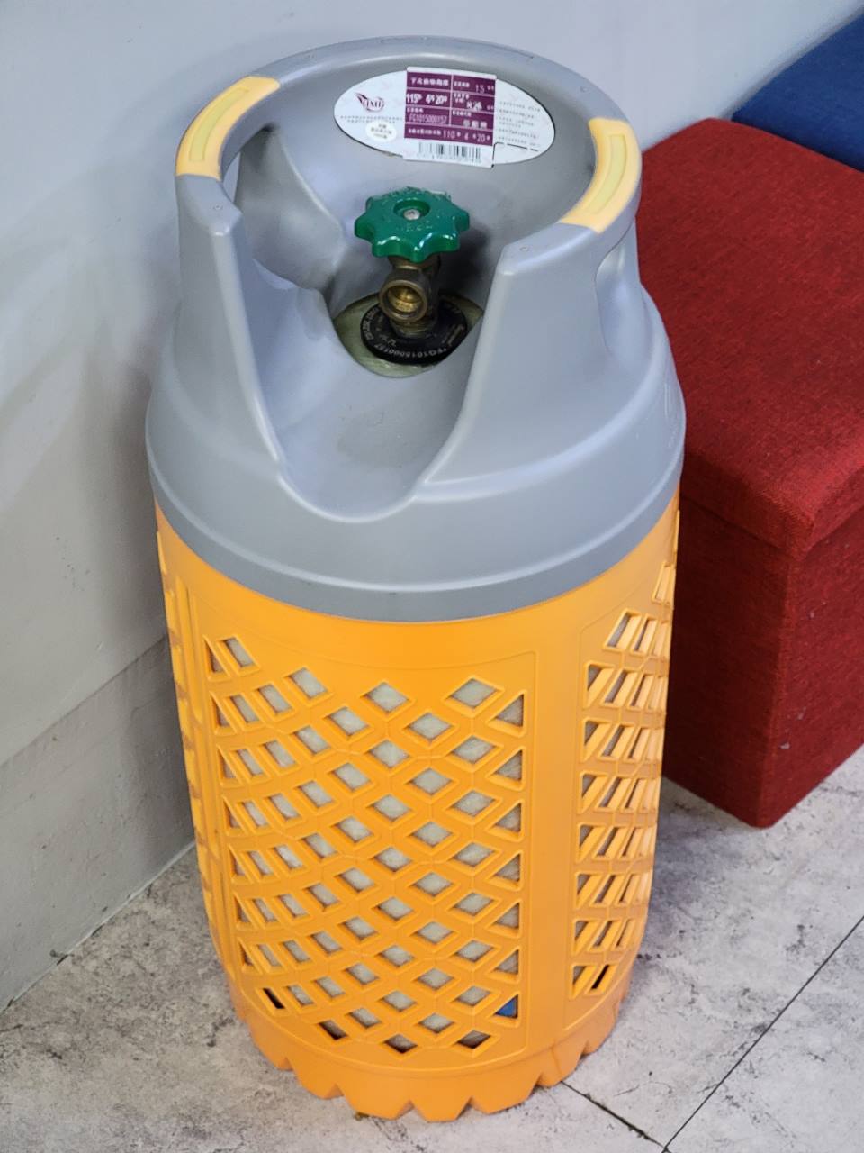 所謂的新式瓦斯桶,指的是採用先進複合材料技術製造的液化石油氣容器。這種新世代產品運用高密度聚乙烯內膽搭配玻璃纖維複合材料層,創造出輕量化、高強度且具備多重安全特性的儲氣容器。