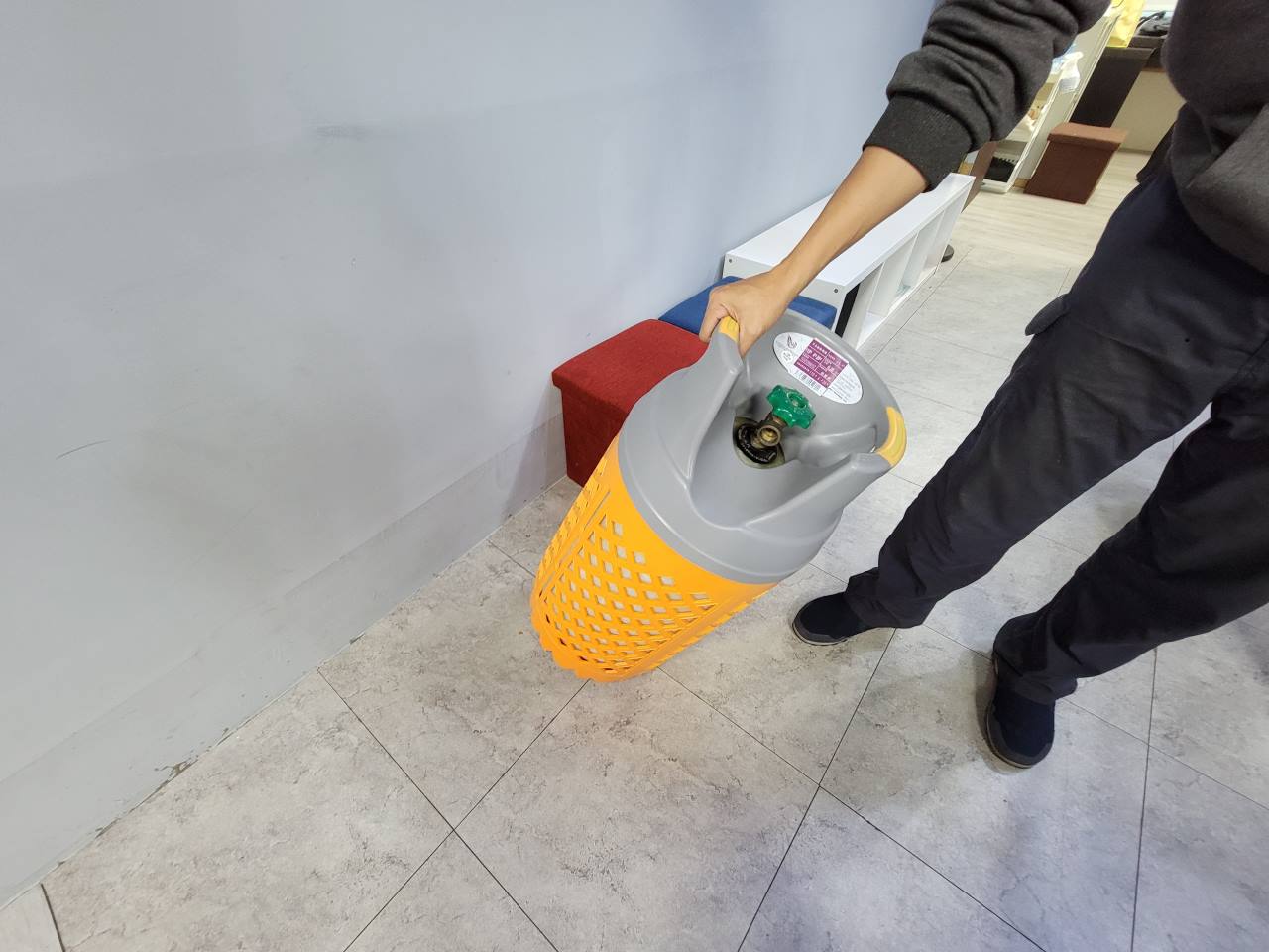 新式瓦斯桶特別值得一提的是重量差異這項特點,對於家中有長輩或女性主要使用者的家庭而言,輕量化的設計不僅減輕了體力負擔,更降低了搬運過程中可能發生的意外風險。