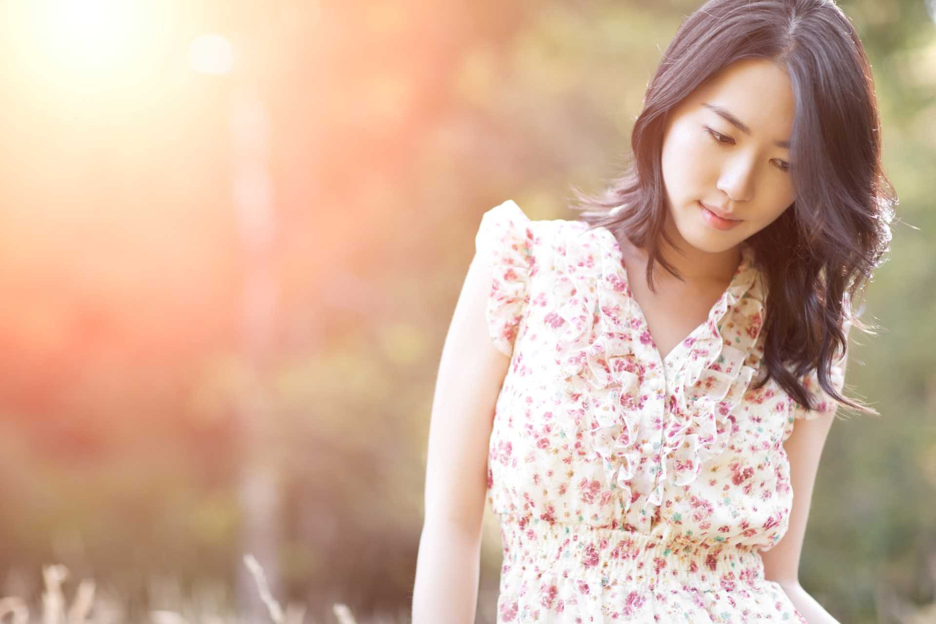 氣候變化對髮型設計選擇有著實際而直接的影響。夏季高溫潮濕,人們傾向選擇清爽利落的短髮型設計或綁髮造型!