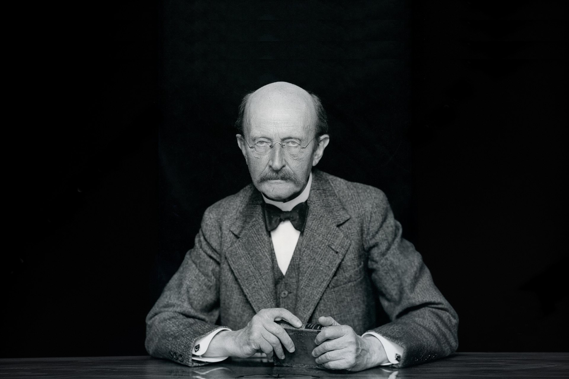 馬克斯·卡爾·恩斯特·路德維希·普朗克（1858-1947）出生於德國基爾的一個學者家庭。有趣的是，這位後來被譽為「量子力學之父」的物理學家，年輕時曾經在物理學和音樂之間猶豫不決。最終，他選擇了物理學，但保守的性格讓他成為了古典物理學的忠實擁護者。