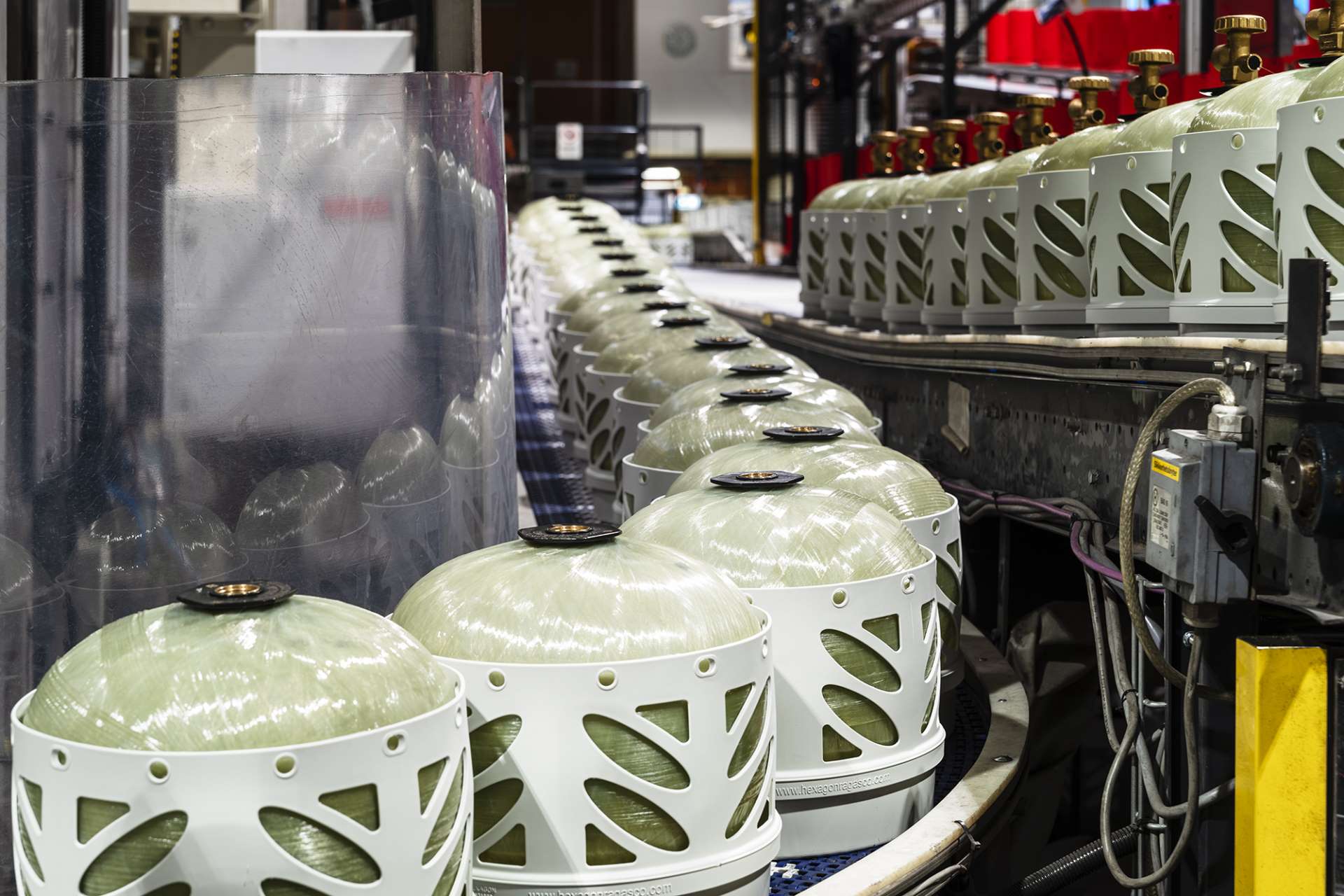 新式瓦斯桶的製造過程需要高度自動化的生產線與嚴格的品質控制。纖維纏繞階段更是關鍵，纏繞機器必須按照預先設計的路徑與張力將浸漬樹脂的玻璃纖維精確鋪設在內膽表面。